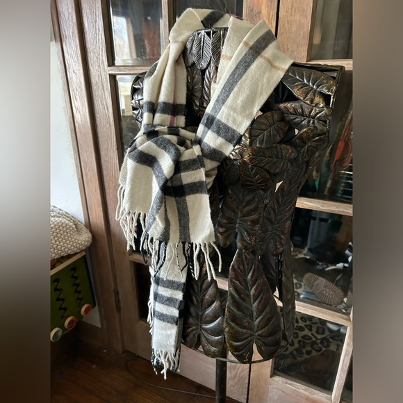 Burberry Classic Check 100%Cashmere Scarf Authentic in excellent condition! - Picture 4 of 10
